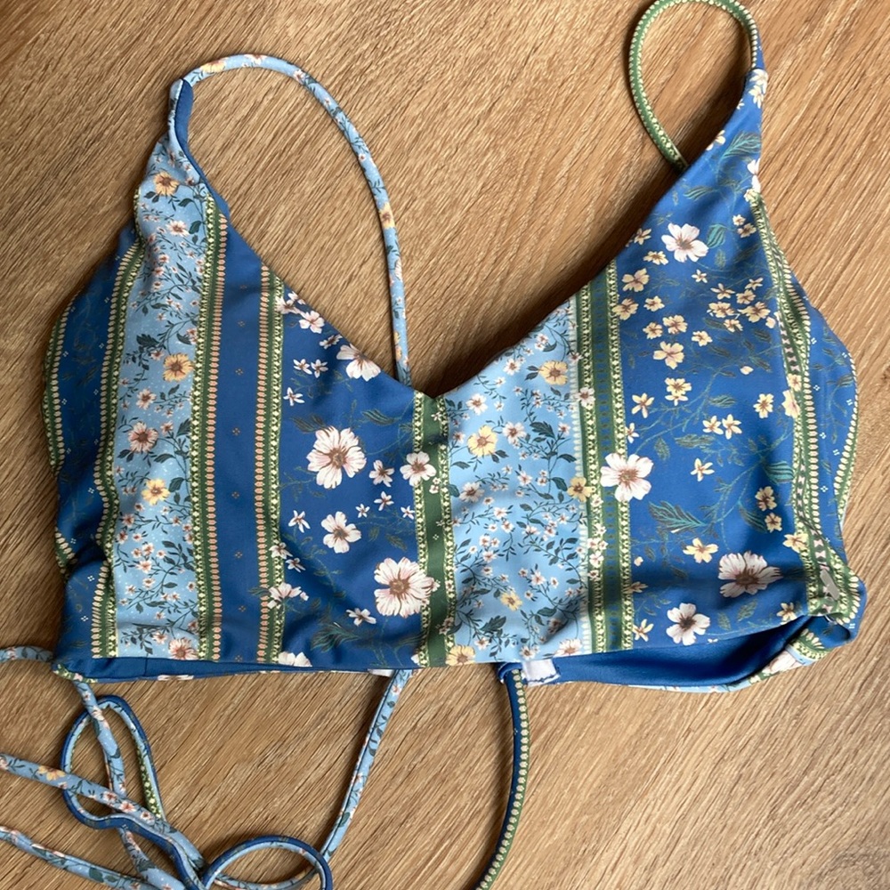 O’Neill  size medium blue floral bikini top swim wear